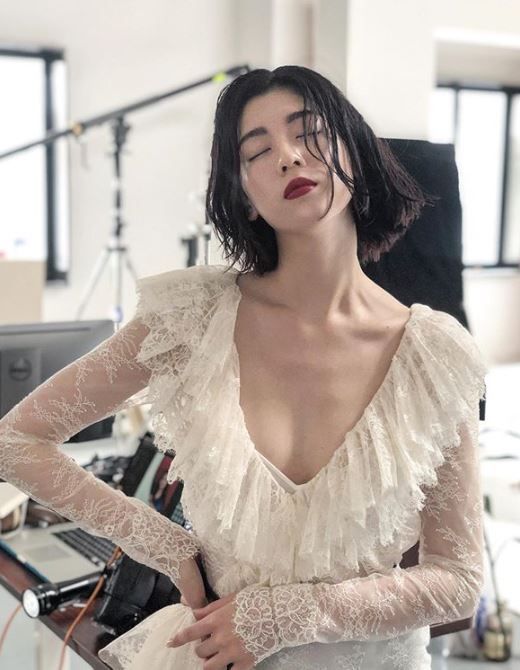 三吉彩花美的不是只有腿而已！《今際之國》的冷豔幹部、也是周杰倫 MV 女主角！