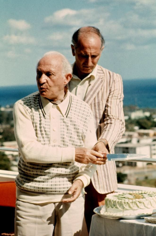正在切蛋糕的 Hyman Roth 的角色原型就是 Lucky Luciano 的好哥兒們 Meyer Lansky。