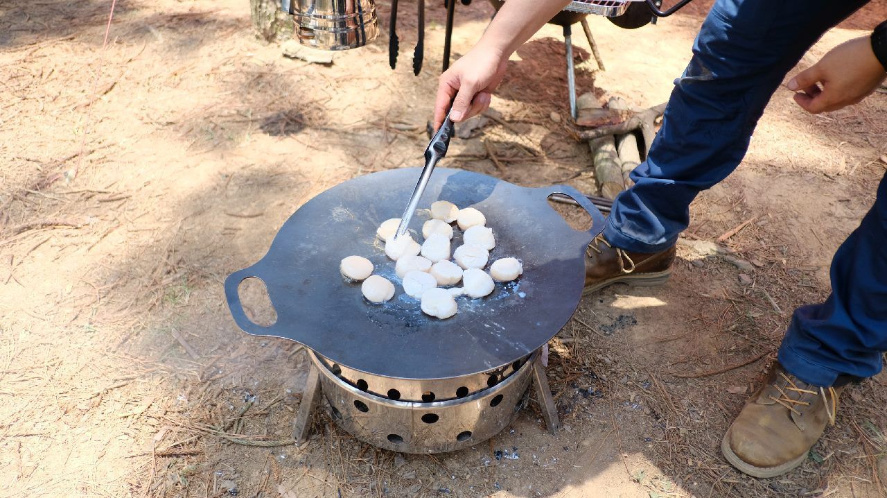 專家教你做4道野地料理，會升營火有鑄鐵鍋，就能料理出一整桌！