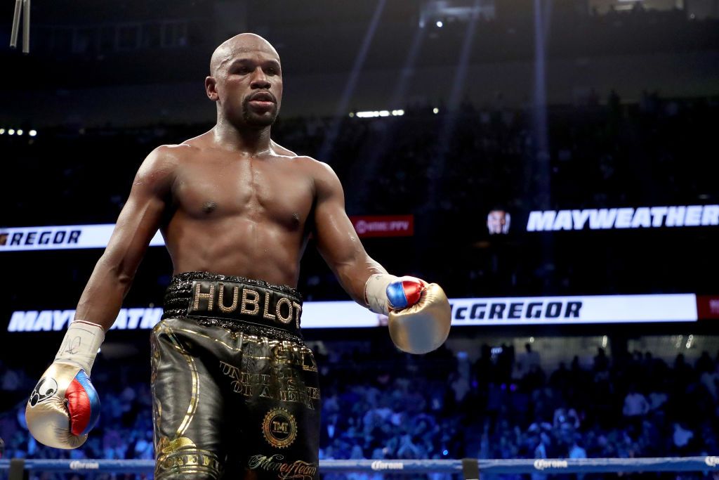 LAS VEGAS NV  AUGUST 26  Floyd Mayweather Jr. walks to his corner while taking on Conor McGregor during their super...