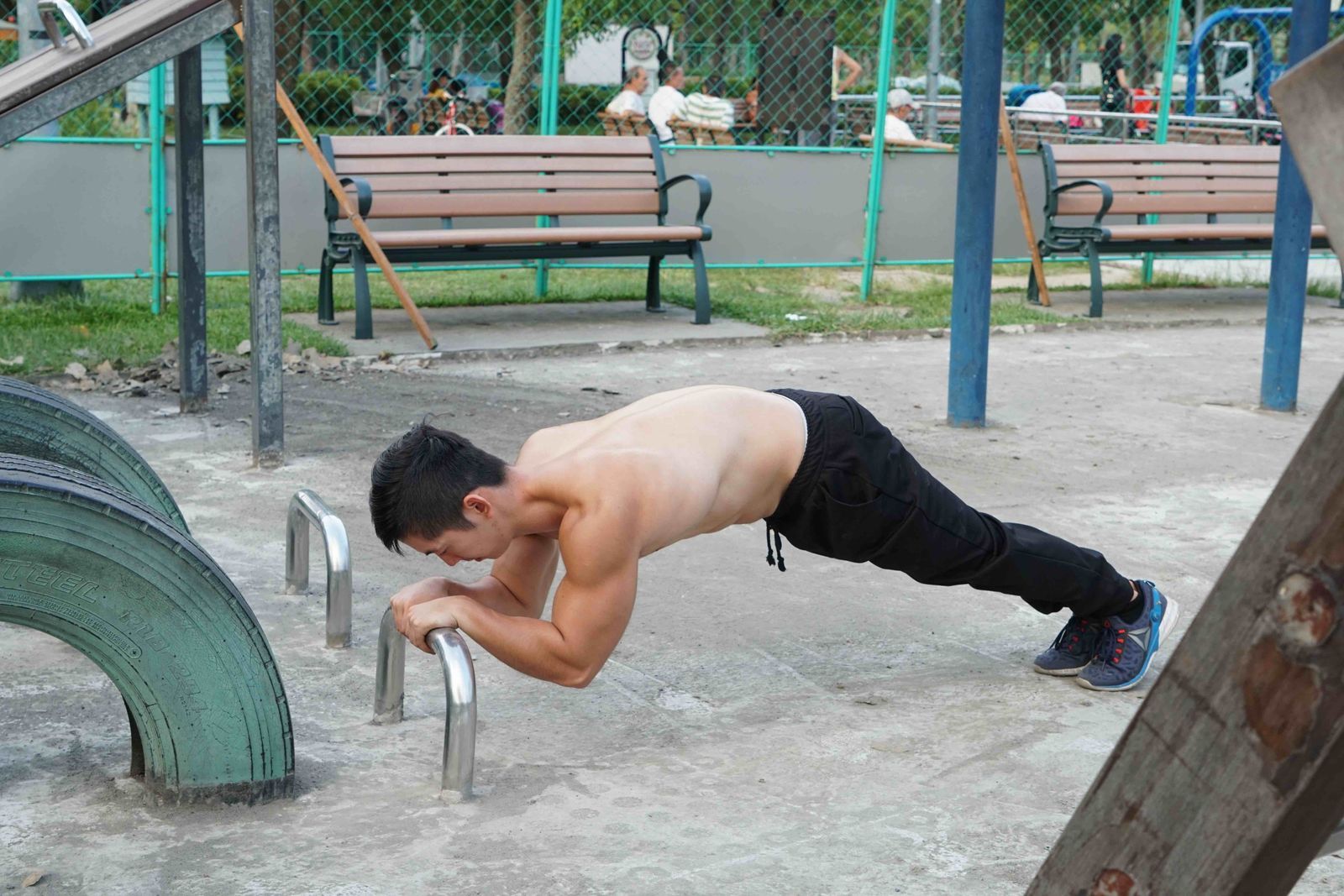 上身強化版鍛鍊 不必上健身房在公園照樣練出好身材