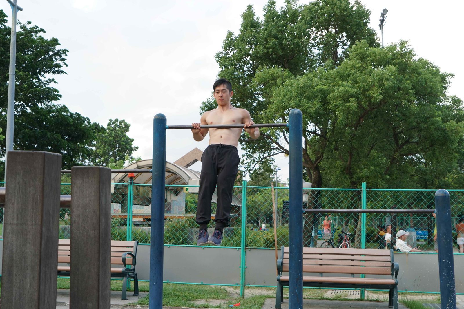上身強化版鍛鍊 不必上健身房在公園照樣練出好身材