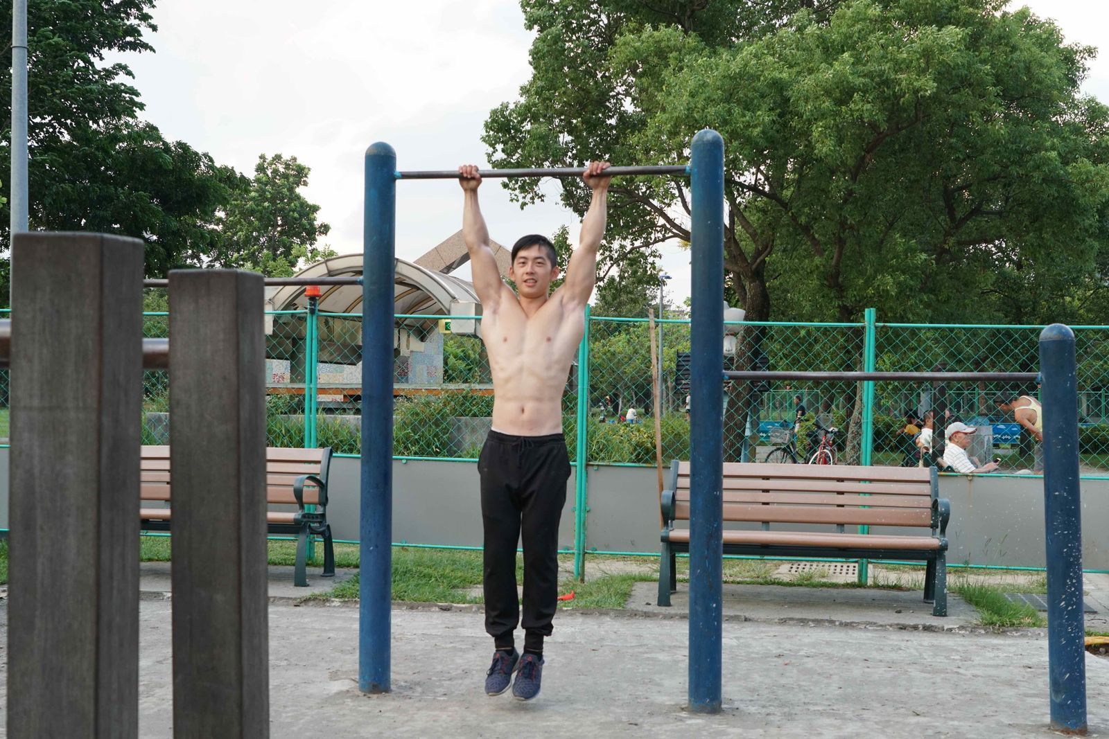 上身強化版鍛鍊 不必上健身房在公園照樣練出好身材