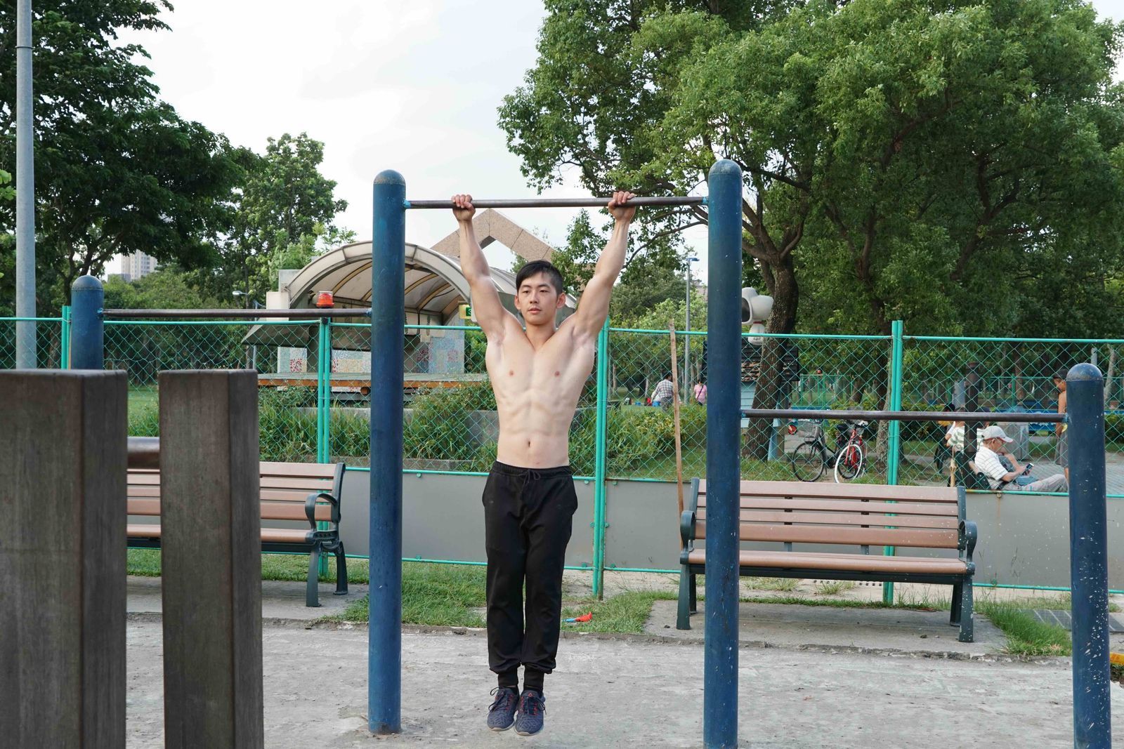 上身強化版鍛鍊 不必上健身房在公園照樣練出好身材