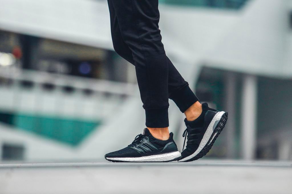 加入皮革質地的UltraBOOST LTD 王者頭銜，當之無愧！潮流新聞GQ瀟灑男人網