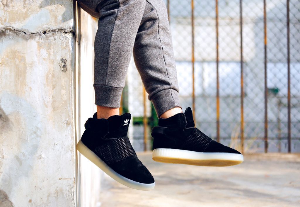集「黑」、「高筒」與「YEEZY 750」於一身！ adidas Originals鞋迷的新選擇就是這一款！潮流新聞GQ瀟灑男人網