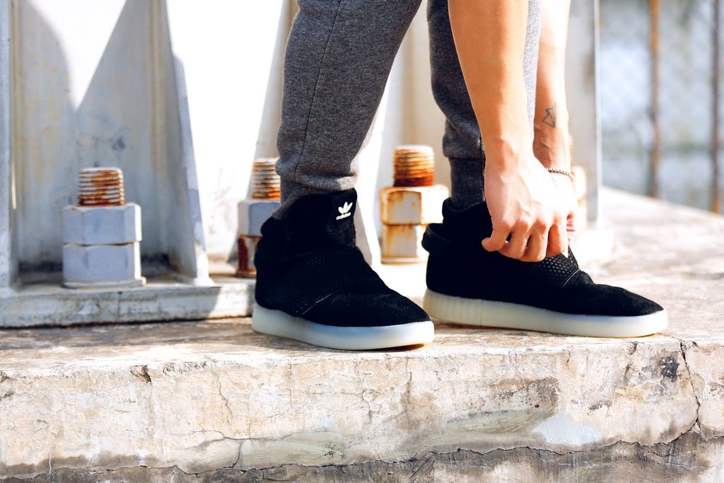 集「黑」、「高筒」與「YEEZY 750」於一身！ adidas Originals鞋迷的新選擇就是這一款！潮流新聞GQ瀟灑男人網