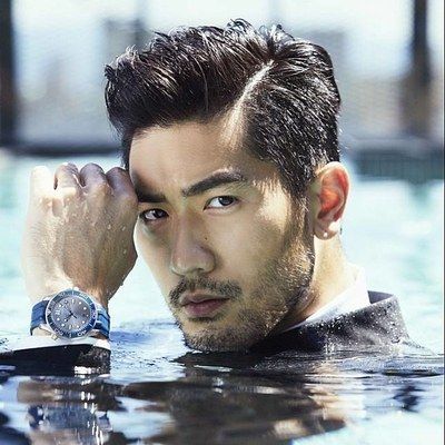 2018 年 11月高以翔再度與GQ Taiwan 合作，並化身 007 詹姆斯龐德身穿全套西裝下水中拍攝大片。