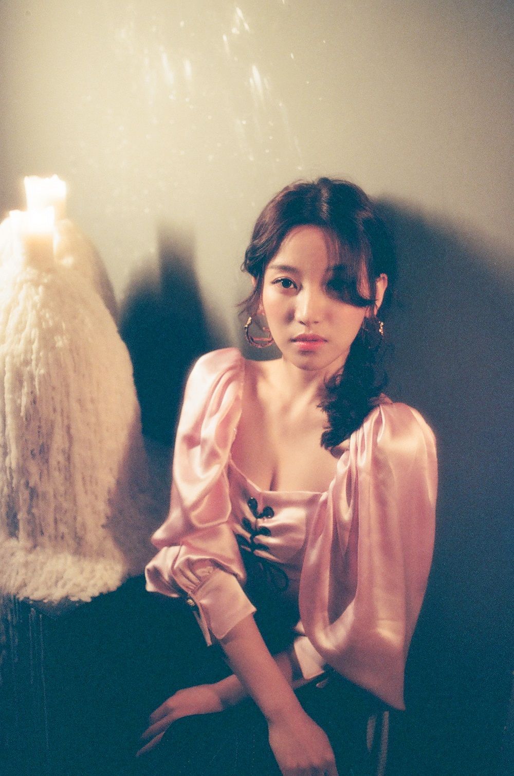Jenn Lee粉紅色公主袖上衣。Vivienne Westwood灰色拼接裙。Fendi金色耳環。