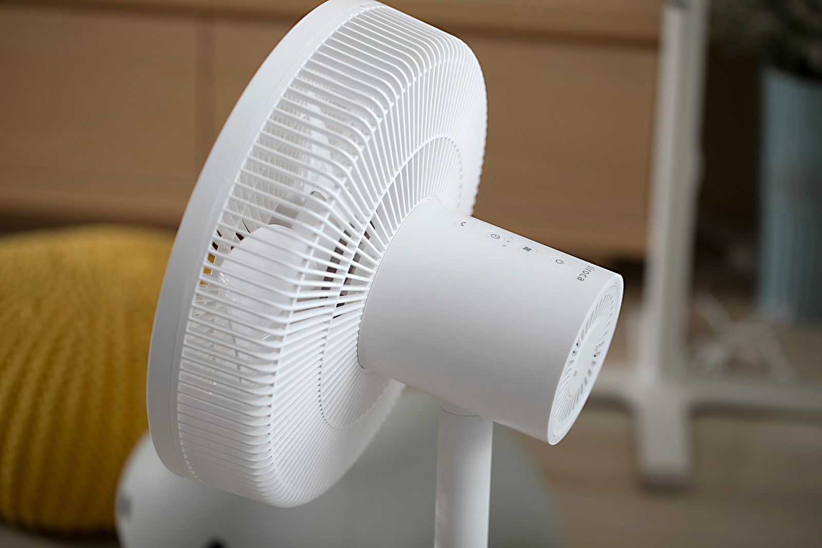 夏天的必備家電當然要選最好看的！除了Dyson以外還有「這九款造型風扇」好看又好用！