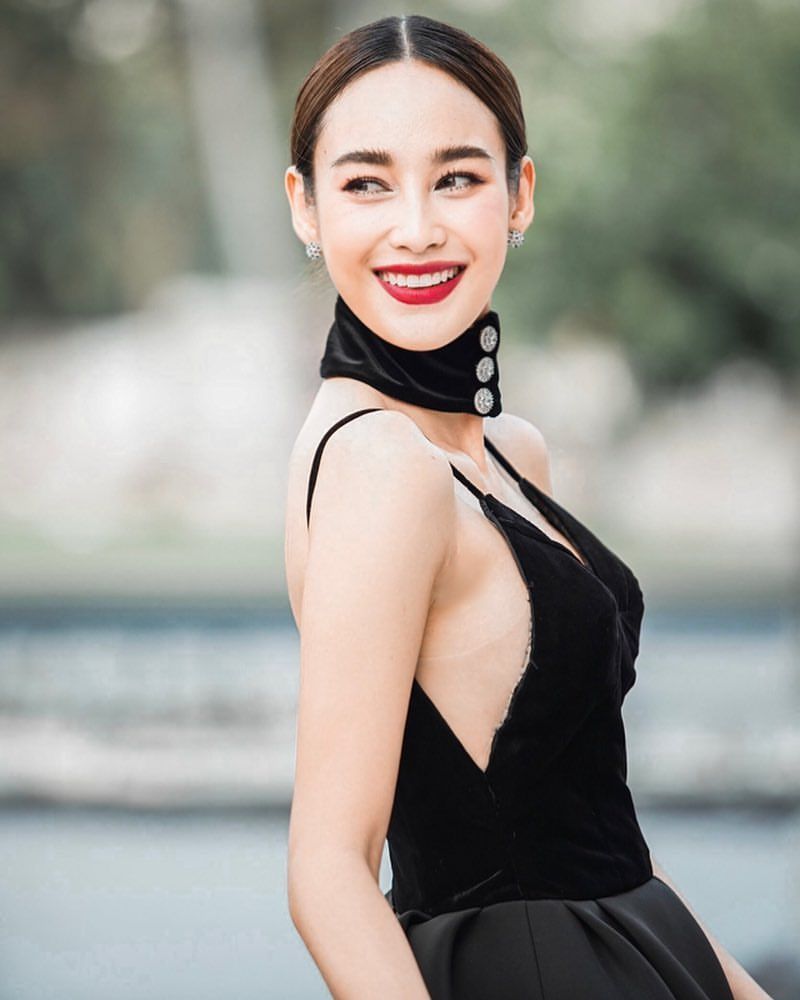 又柔又辣的美顏！「新生代泰劇女神」Tisanart Sornsuek 令人捨不得轉台！