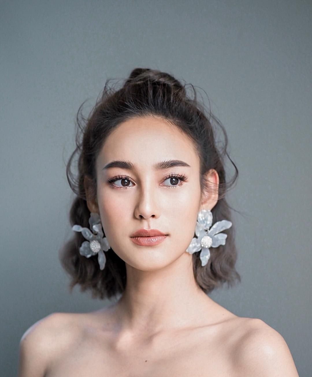 又柔又辣的美顏！「新生代泰劇女神」Tisanart Sornsuek 令人捨不得轉台！