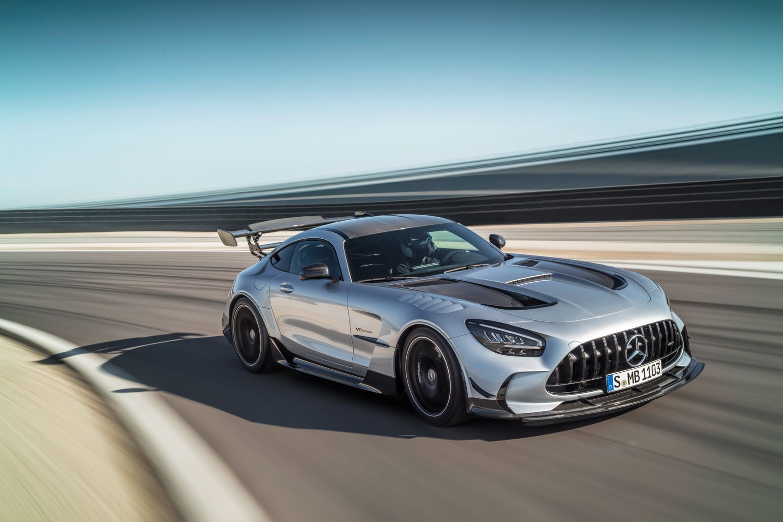 AMG GT Black Series 披上源自賽車的武裝，釋放出驚人氣勢。