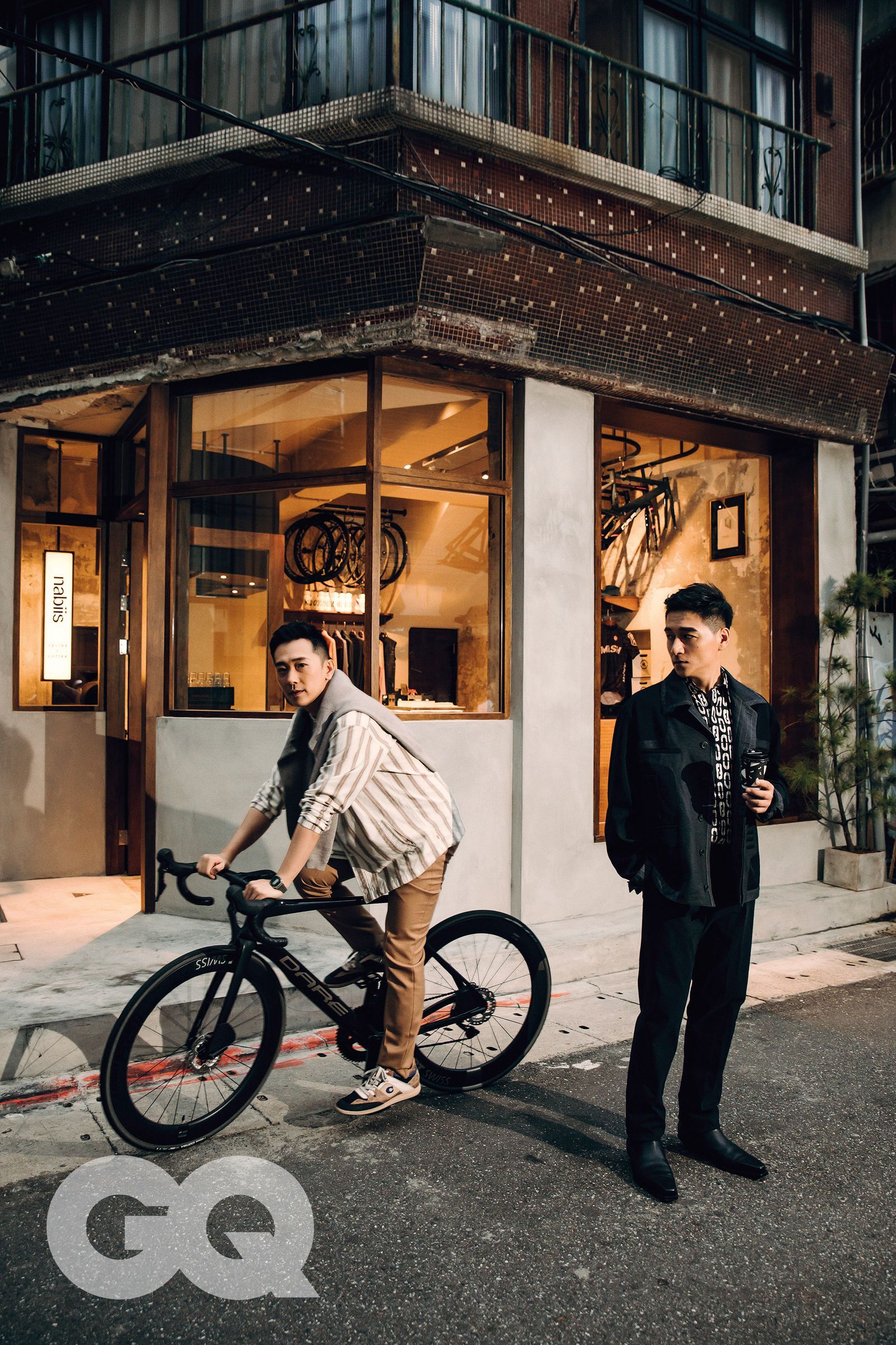 施名帥著Levi's咖啡色條紋圖騰襯衫。AllSaints灰色毛衣。Boss卡其色西裝褲。Coach圖騰休閒鞋。 鄭人碩著黑色線條外套；圖騰襯衫；黑色西裝褲，都是Fendi。Bottega Veneta尖頭矮跟靴。 場地提供：Nabiis