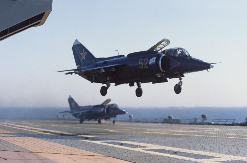 Yak38 曾被賦予厚望，不過由實用性不足，因此又被稱為「船桅守護者」，意指只能在船艦附近飛行。