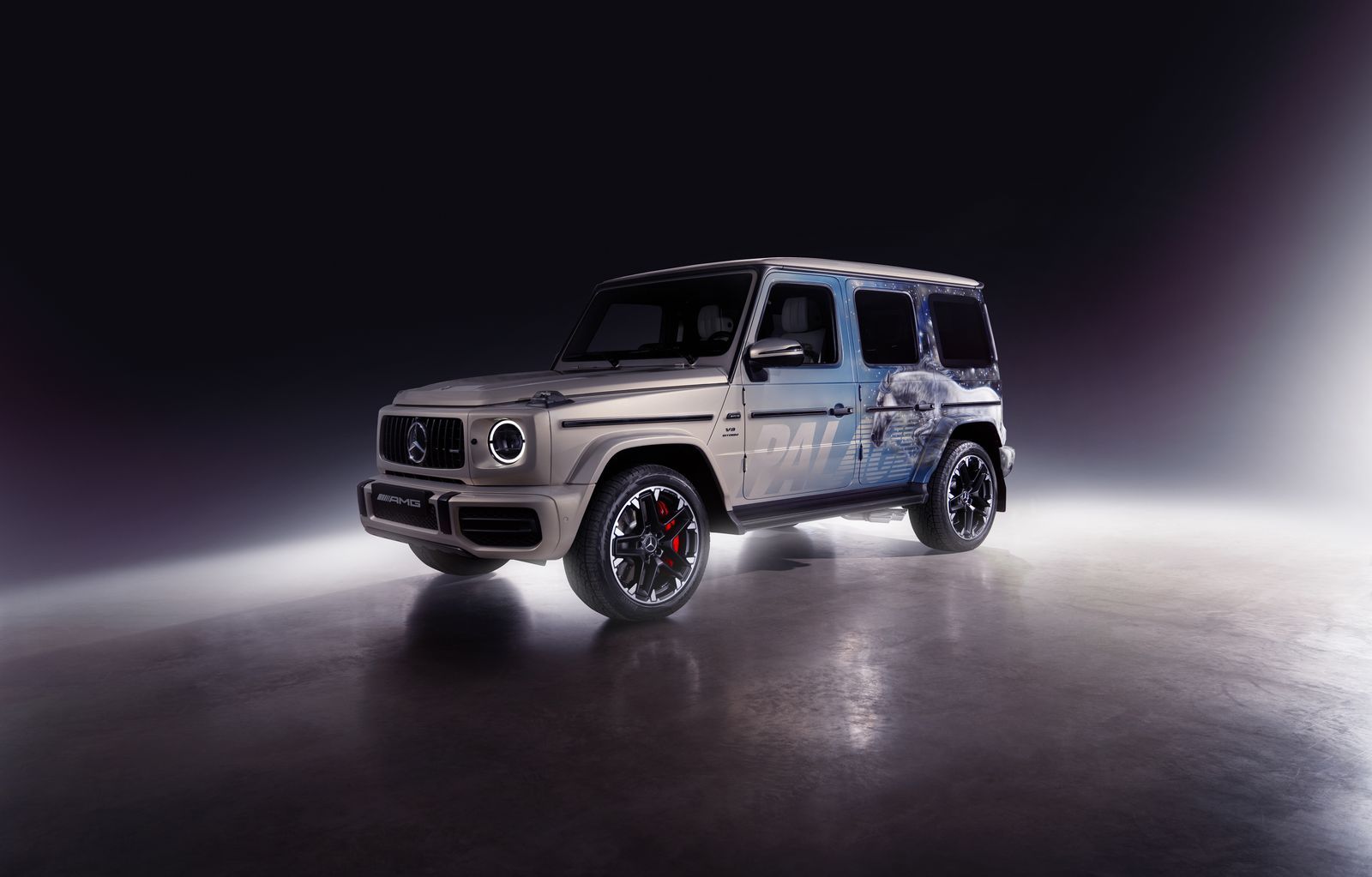 性能怪獸遇上潮牌金童   Palace與Mercedes AMG推出聯名系列