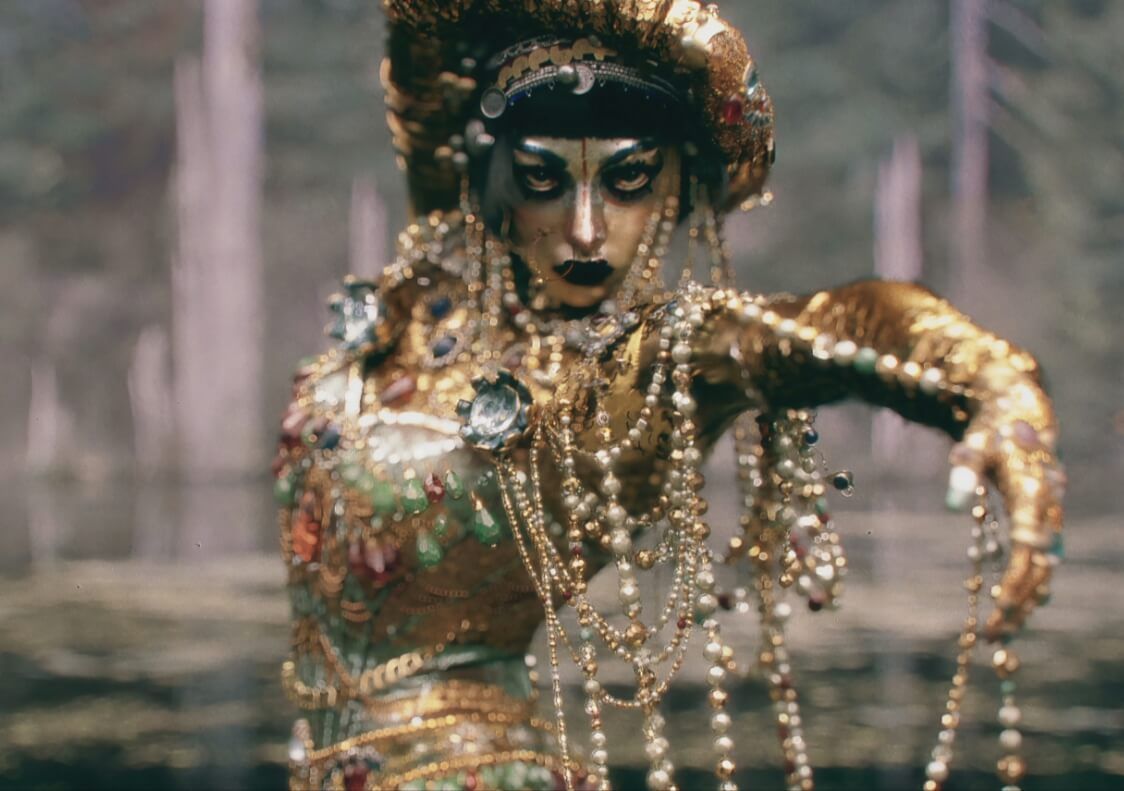 Lisa 萬聖節裝扮「吉巴羅」源於《愛x死x機器人》第三季話題篇章，魅惑女妖 3 大隱喻全解析！