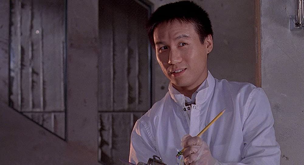 亨利吳博士在原著中其實最後也被迅猛龍吃掉了，但電影中則改為他早已在災前就搭船去避風暴，並於續作《侏羅紀世界》系列中擔任重要關鍵角色。