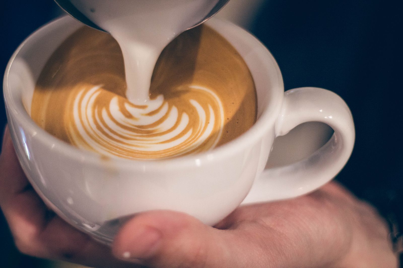 港邊大路上的島夏風情！「Akau Coffee 猻物咖啡」結合藝術、咖啡、老派精神，享受南台灣的獨特魅力！