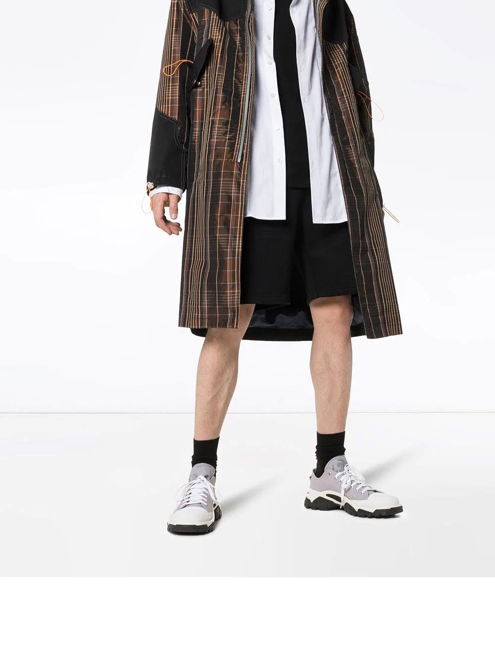 【GQ Shopping Guide】比黑鞋耐看、比白鞋不怕髒！精選 15 雙「灰色球鞋」購物推薦，什麼都能搭超實穿！