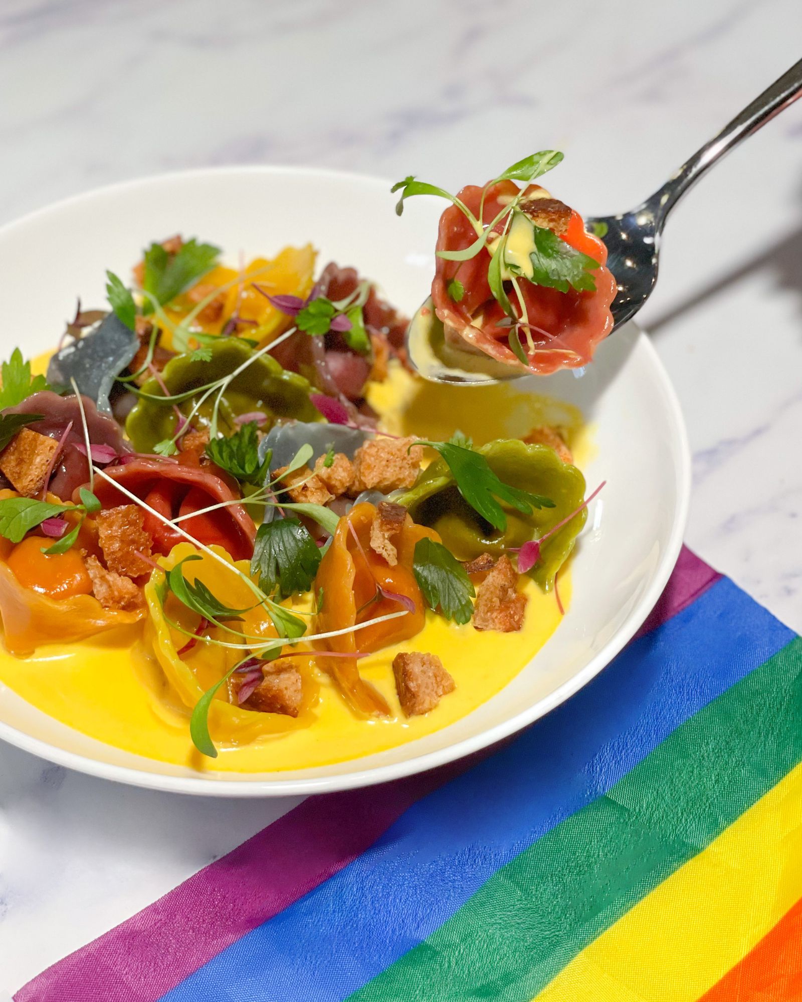 力挺 LGBTQ 一同慶祝同志驕傲月！「Pasta  Co.」攜手推出 10 月限定彩虹義大利麵