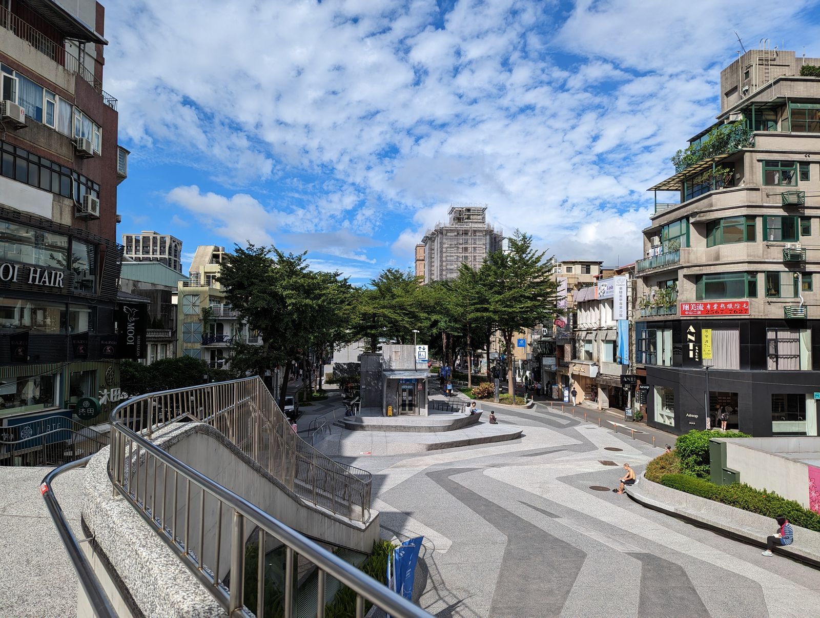 無濾鏡的Pixel 7 Pro在戶外飽和度高，接近韓國品牌的手機，就看你喜歡哪種方格。