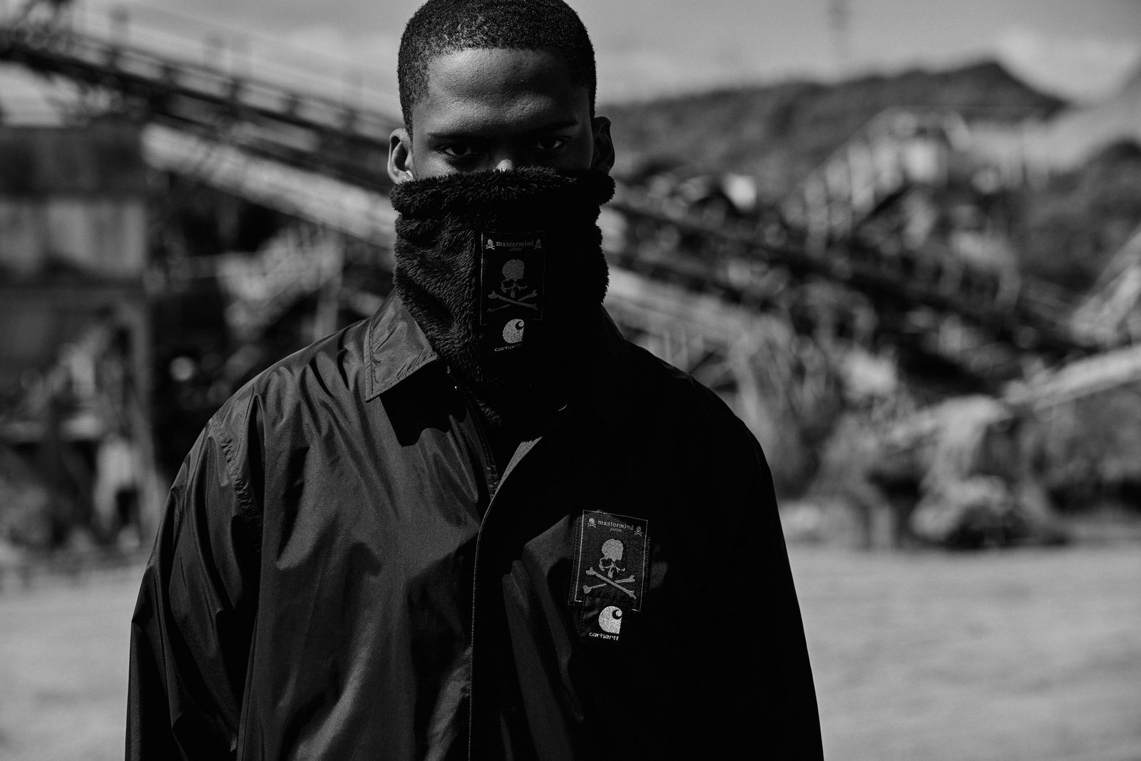 低調極簡工裝融合暗黑潮流文化！Carhartt WIP 與 mastermind JAPAN 聯名系列正式推出