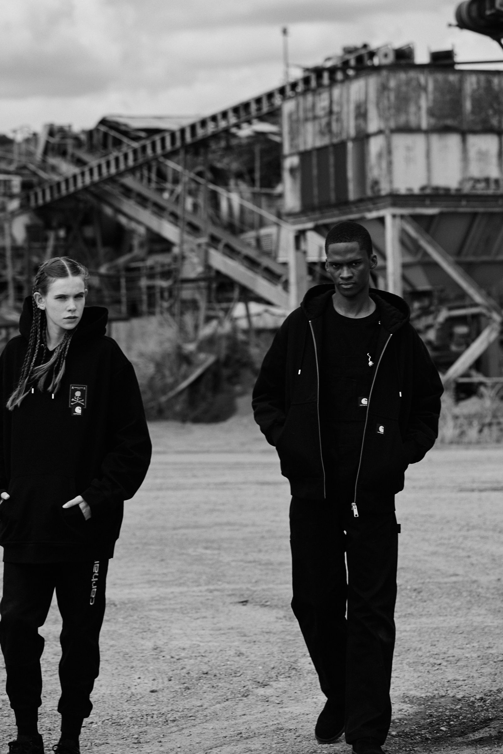 低調極簡工裝融合暗黑潮流文化！Carhartt WIP 與 mastermind JAPAN 聯名系列正式推出