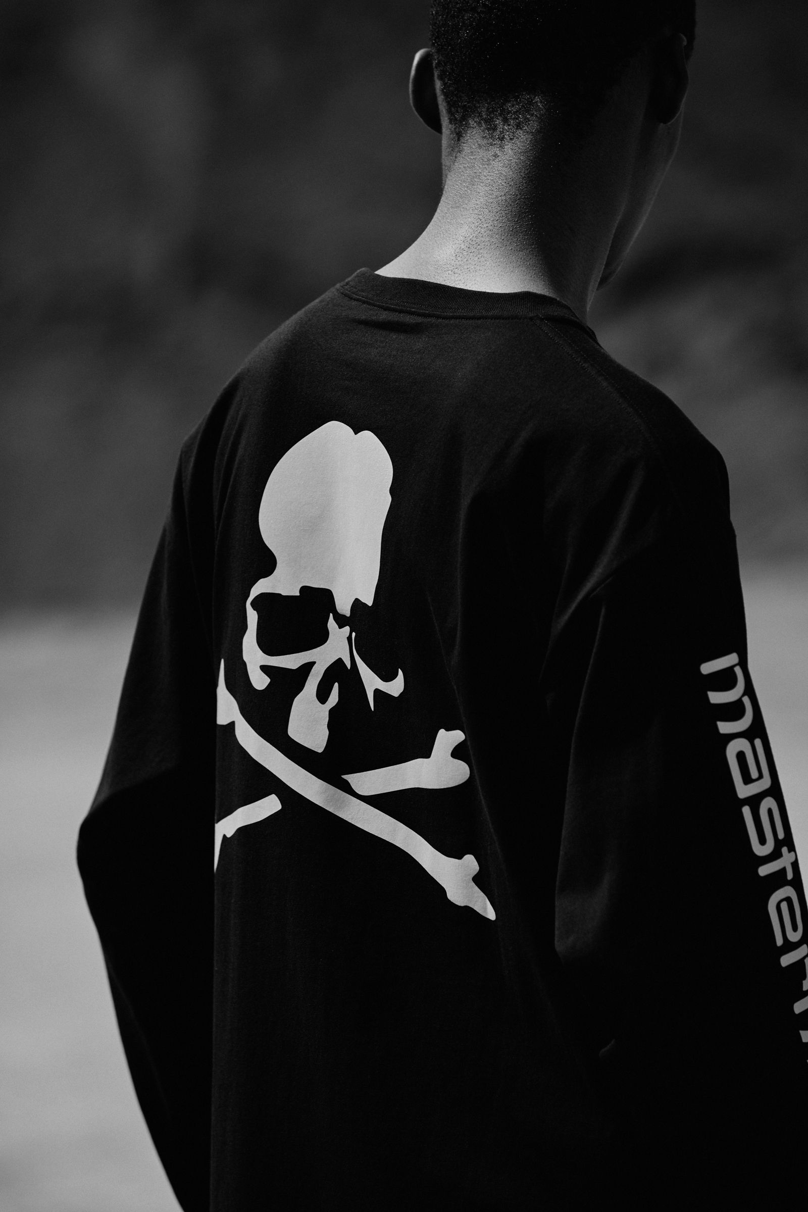 低調極簡工裝融合暗黑潮流文化！Carhartt WIP 與 mastermind JAPAN 聯名系列正式推出