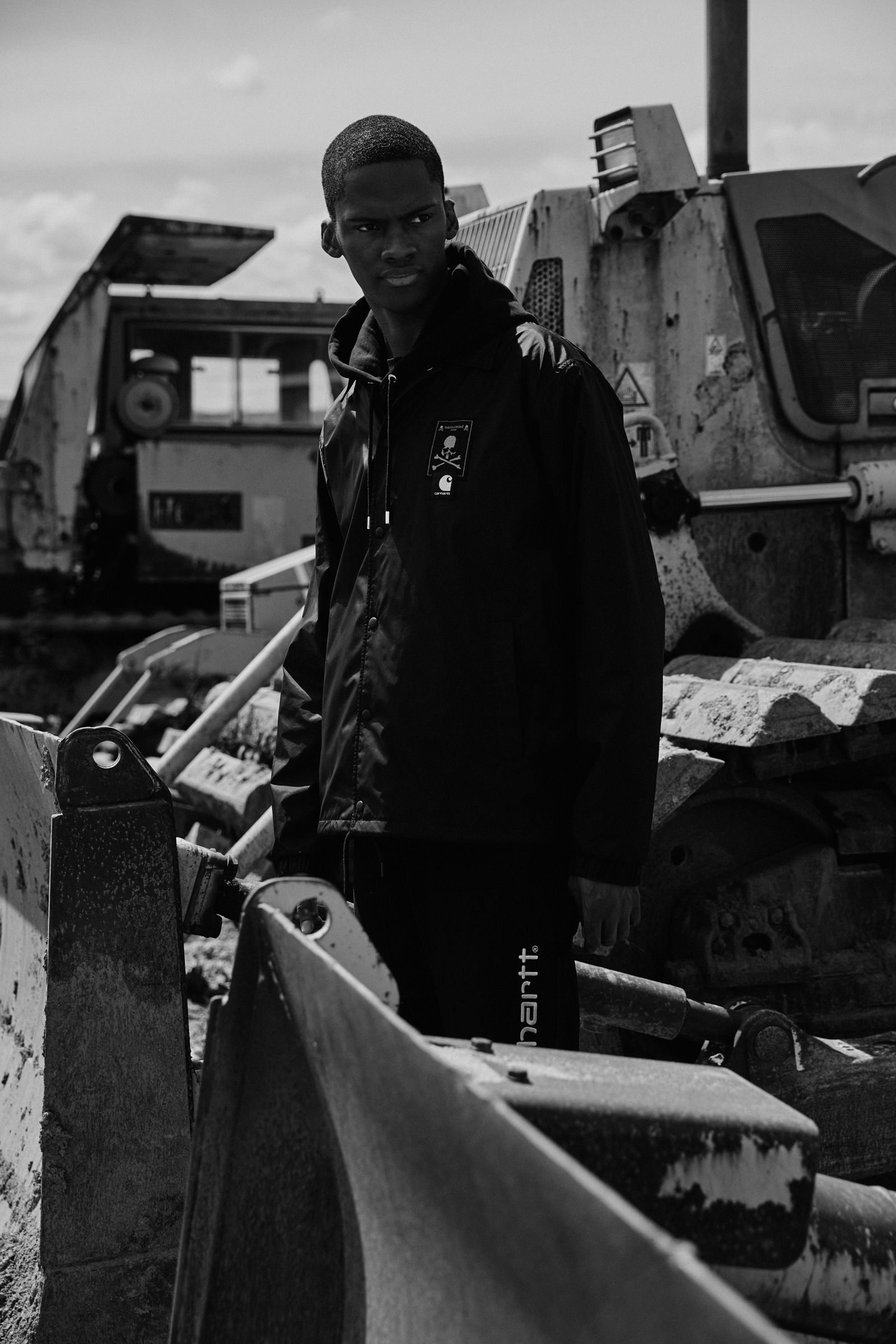 低調極簡工裝融合暗黑潮流文化！Carhartt WIP 與 mastermind JAPAN 聯名系列正式推出