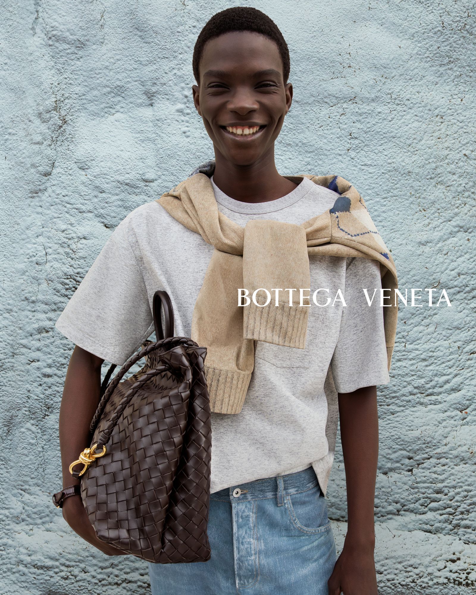 大包回歸時尚本位！黃銅立體繩結、小編織細節，Bottega Veneta本季新款托特包Andiamo率性登場！