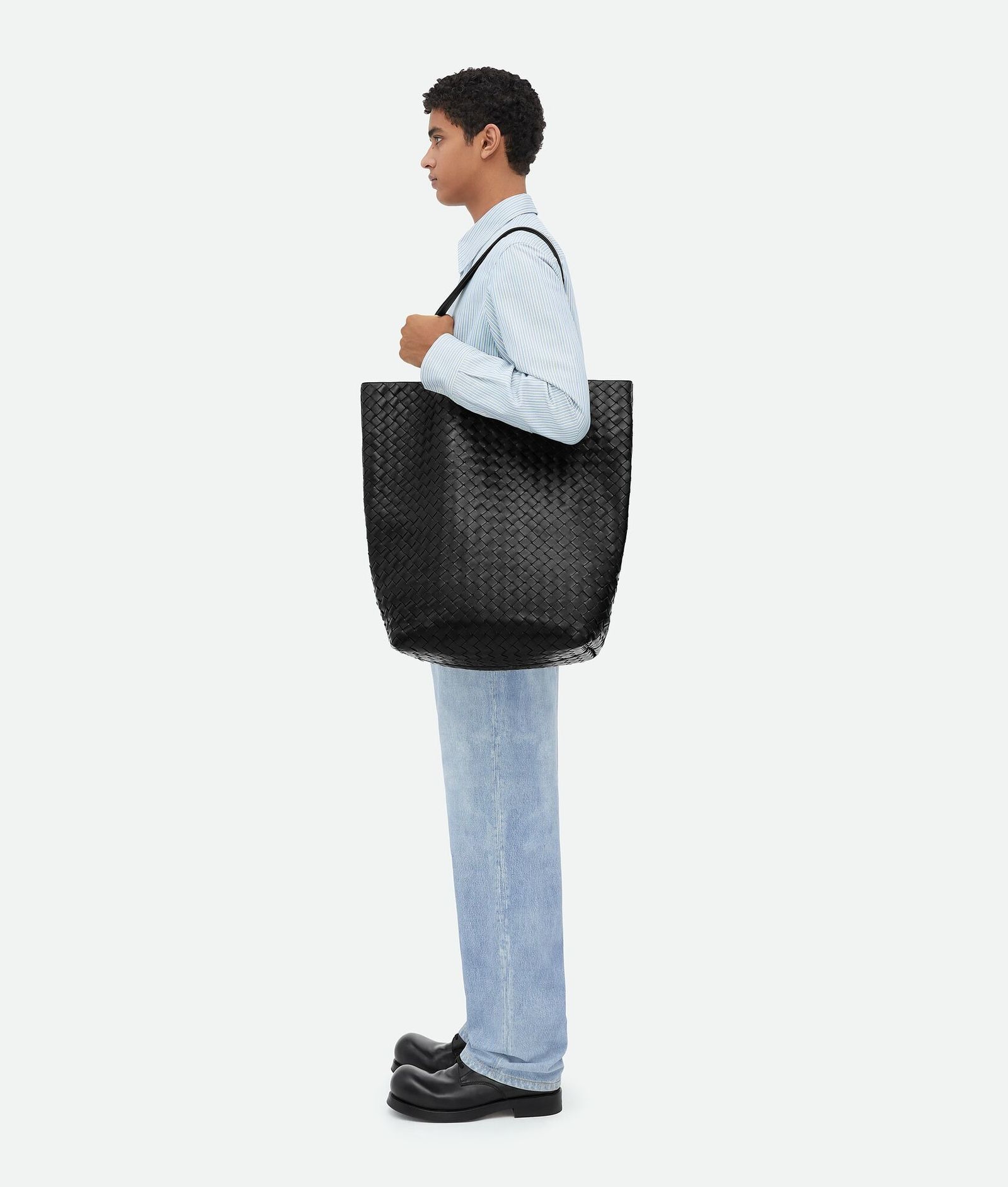 托特包實用又百搭！俐落廓形、編織細節，Bottega Veneta 新款 Intrecciato 托特包，簡單上肩時髦有型！