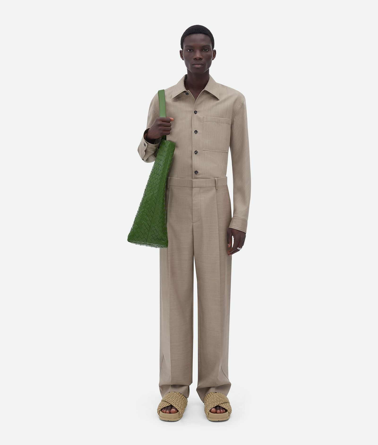 托特包實用又百搭！俐落廓形、編織細節，Bottega Veneta 新款 Intrecciato 托特包，簡單上肩時髦有型！