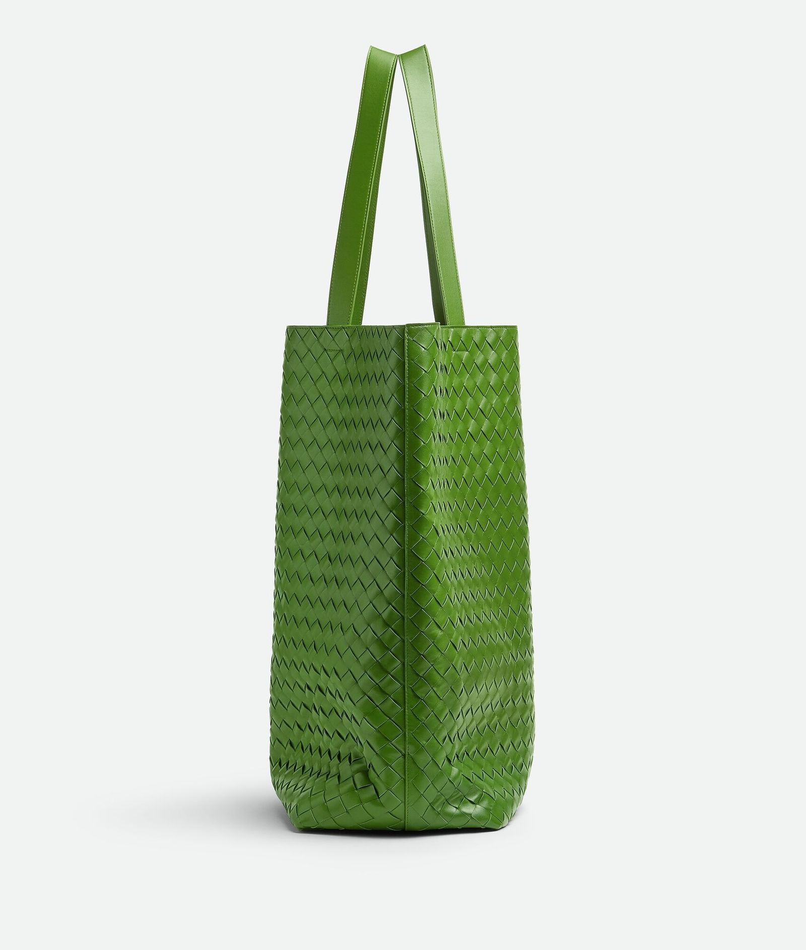 托特包實用又百搭！俐落廓形、編織細節，Bottega Veneta 新款 Intrecciato 托特包，簡單上肩時髦有型！
