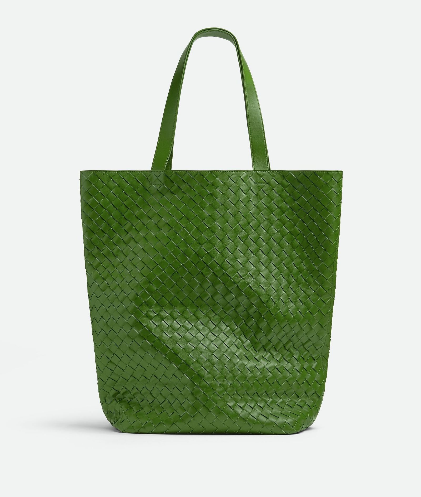 托特包實用又百搭！俐落廓形、編織細節，Bottega Veneta 新款 Intrecciato 托特包，簡單上肩時髦有型！