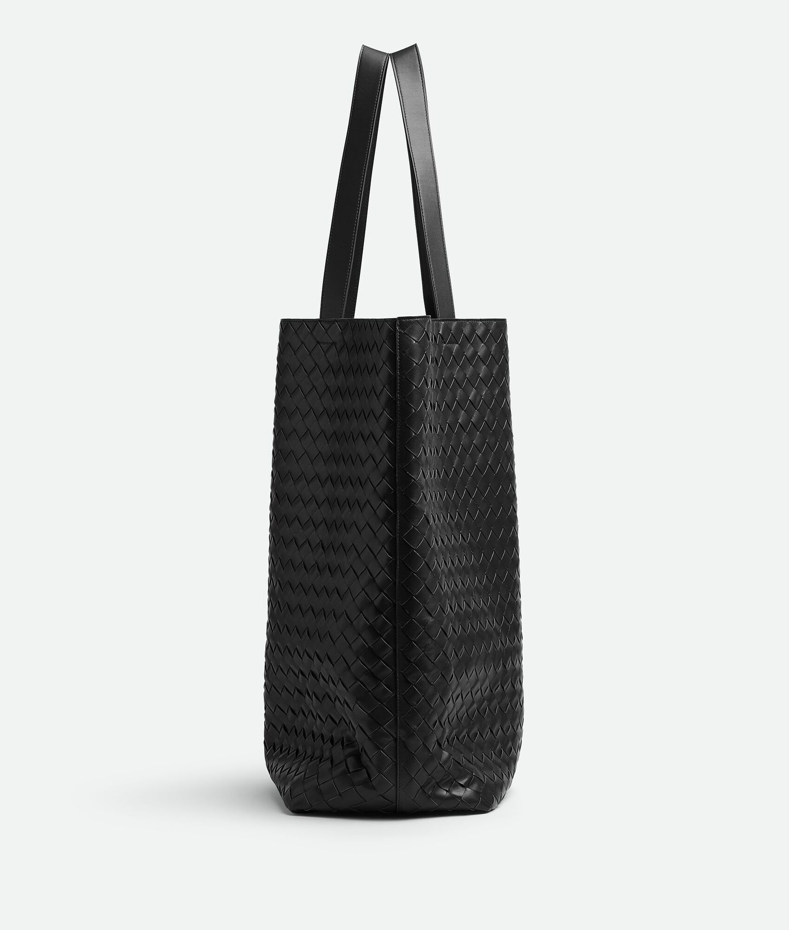 托特包實用又百搭！俐落廓形、編織細節，Bottega Veneta 新款 Intrecciato 托特包，簡單上肩時髦有型！