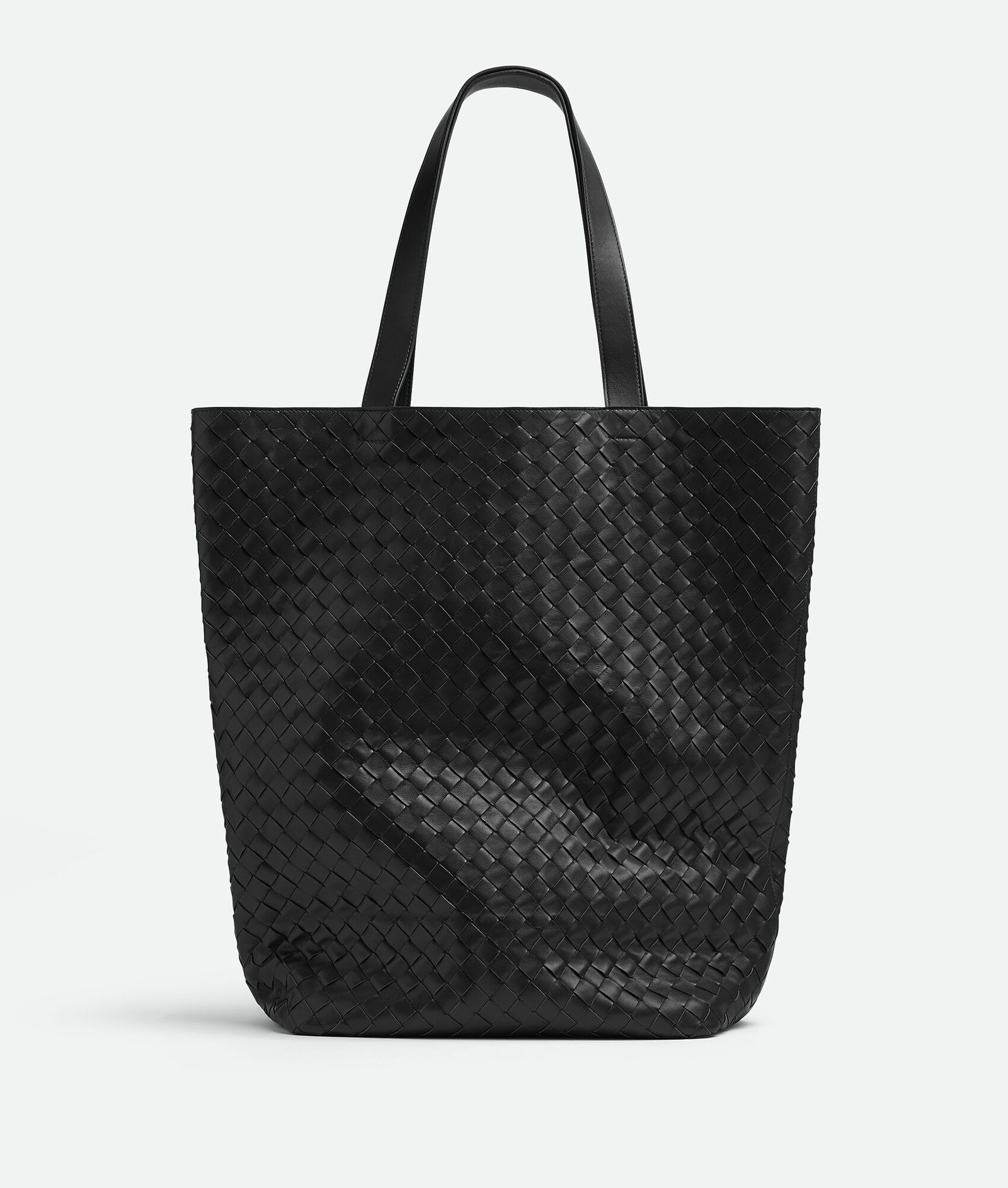 托特包實用又百搭！俐落廓形、編織細節，Bottega Veneta 新款 Intrecciato 托特包，簡單上肩時髦有型！