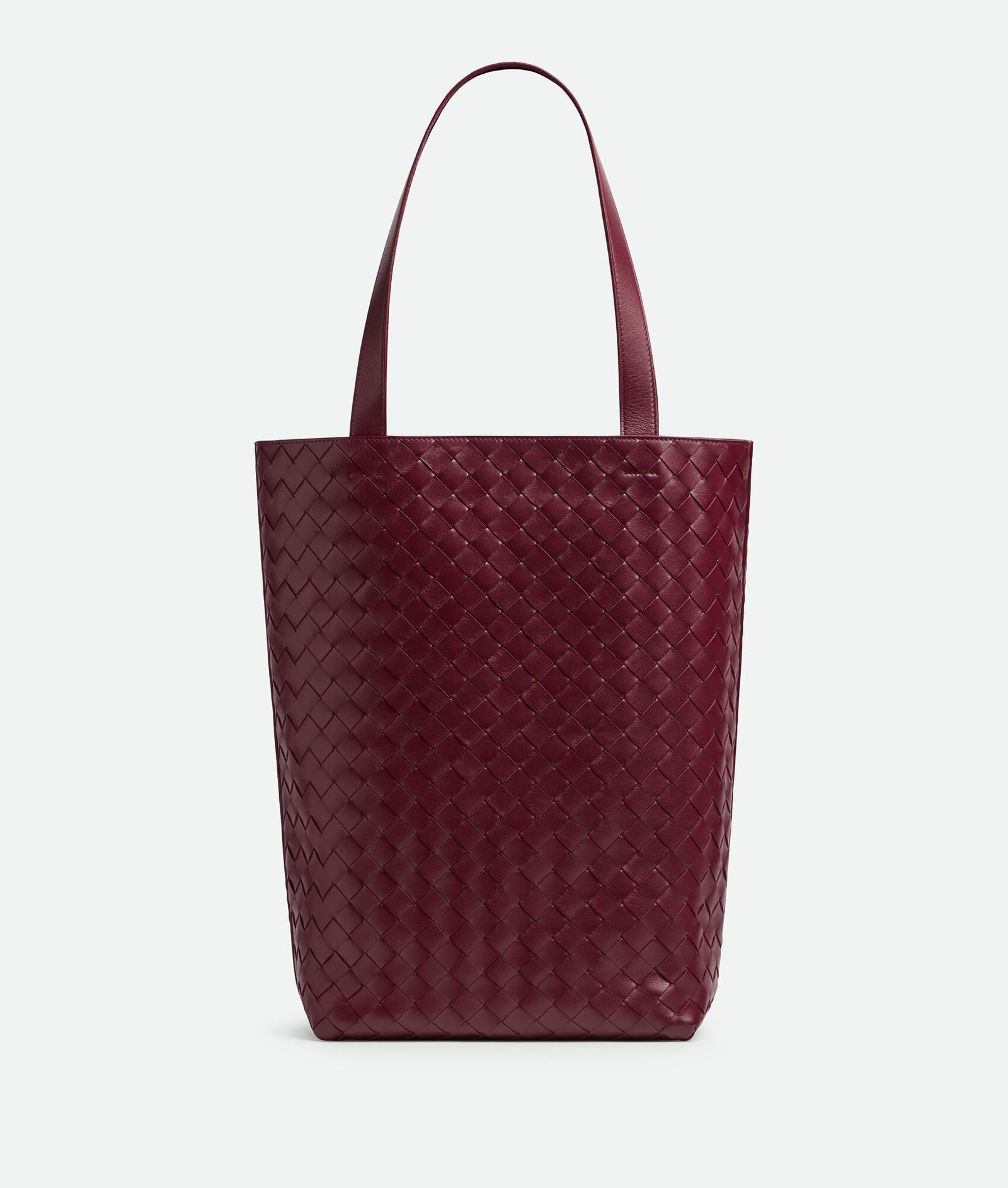 托特包實用又百搭！俐落廓形、編織細節，Bottega Veneta 新款 Intrecciato 托特包，簡單上肩時髦有型！