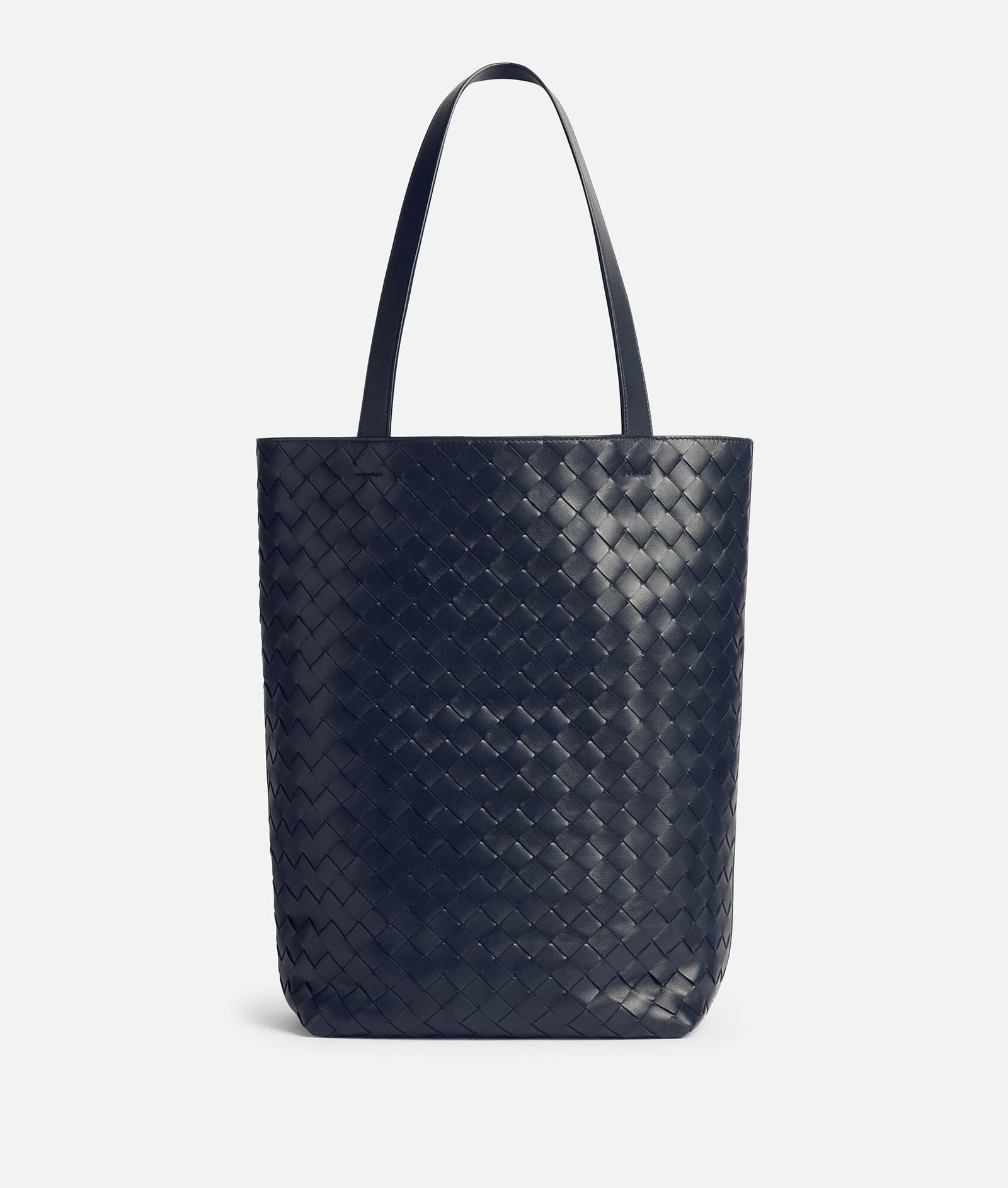 托特包實用又百搭！俐落廓形、編織細節，Bottega Veneta 新款 Intrecciato 托特包，簡單上肩時髦有型！