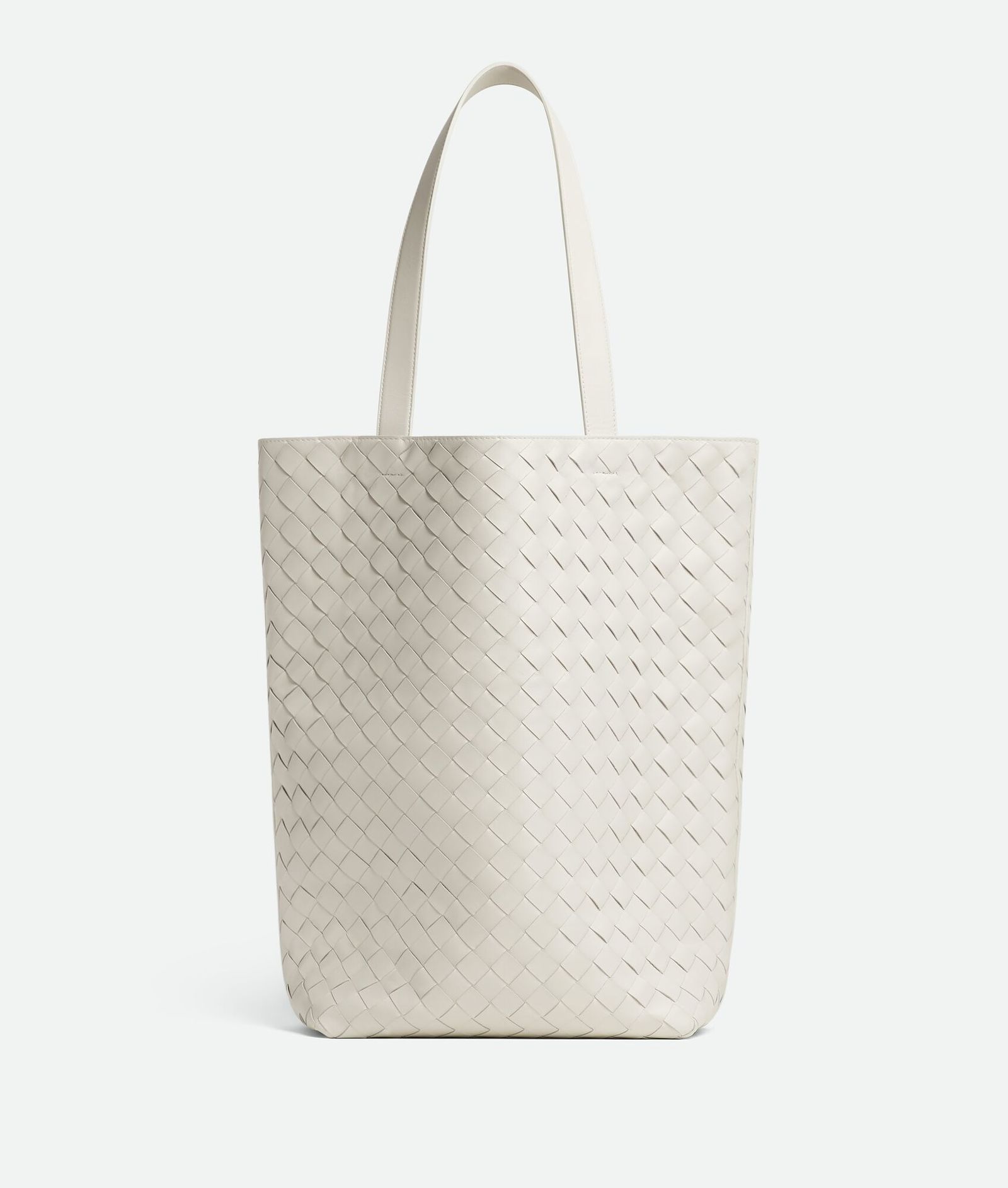 托特包實用又百搭！俐落廓形、編織細節，Bottega Veneta 新款 Intrecciato 托特包，簡單上肩時髦有型！