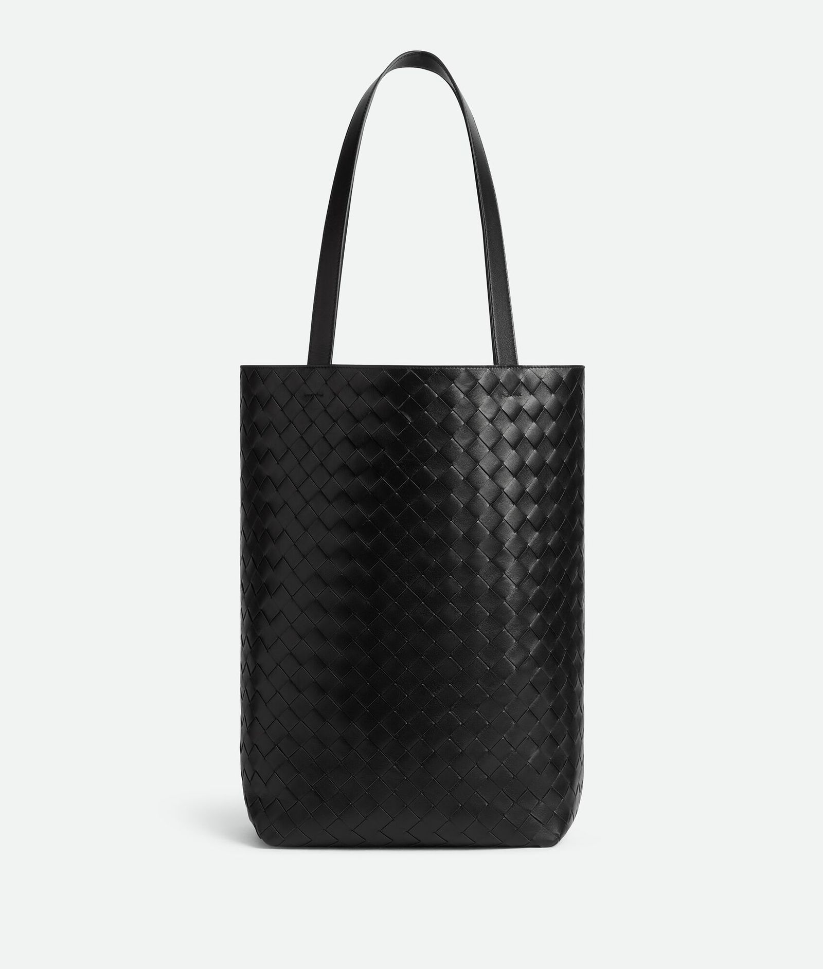 托特包實用又百搭！俐落廓形、編織細節，Bottega Veneta 新款 Intrecciato 托特包，簡單上肩時髦有型！