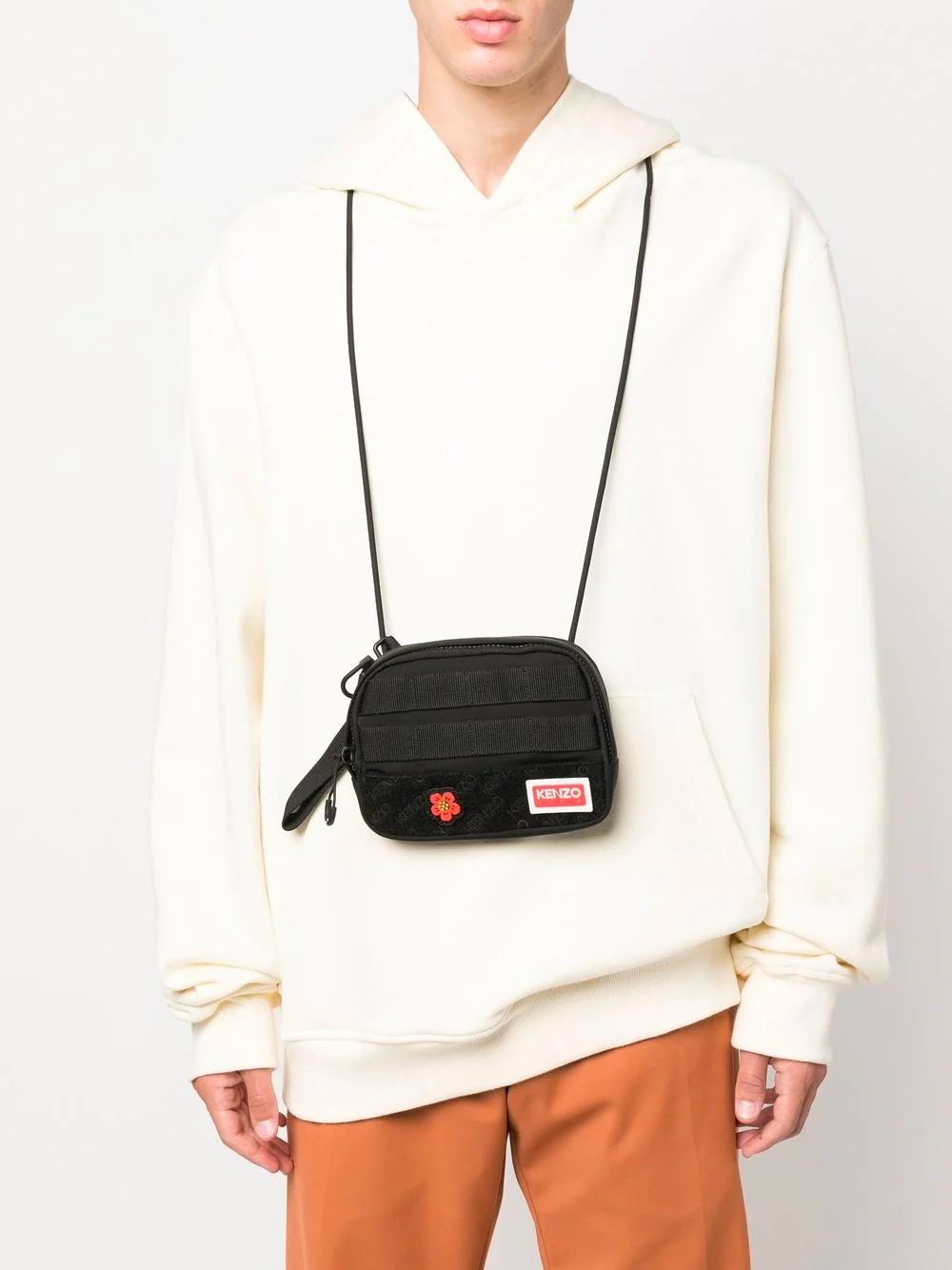 雨季外出必備：編輯精選 11 款「機能防水斜背包」，Kenzo、OffWhite 限時特惠中！
