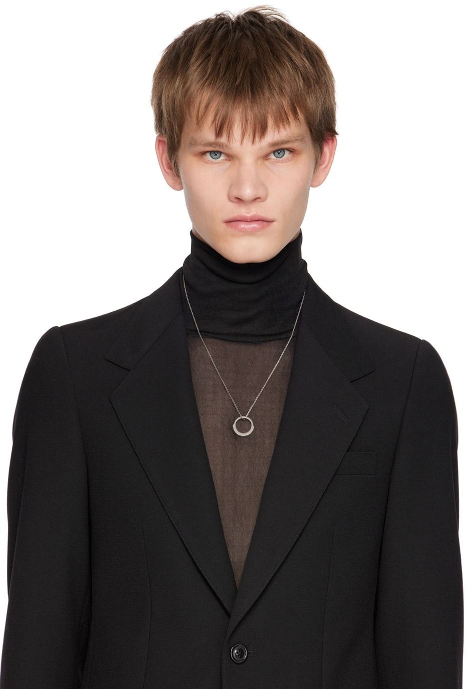 【SSENSE 新年特惠】男子飾品特輯：嚴選 12 款「個性項鍊」，從 MAISON MARGIELA 到巴黎品牌 A.P.C.，穿搭更加分！