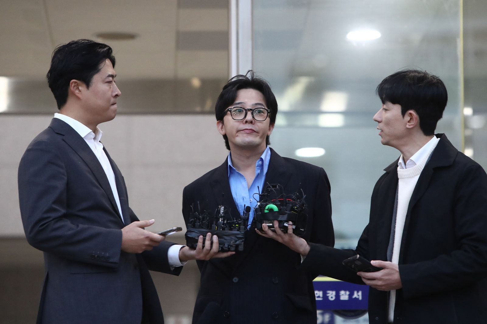 SEOUL SOUTH KOREA  NOVEMBER 06 Kwon JiYong also known as GDragon of Kpop group BIGBANG speaks to reporters after...