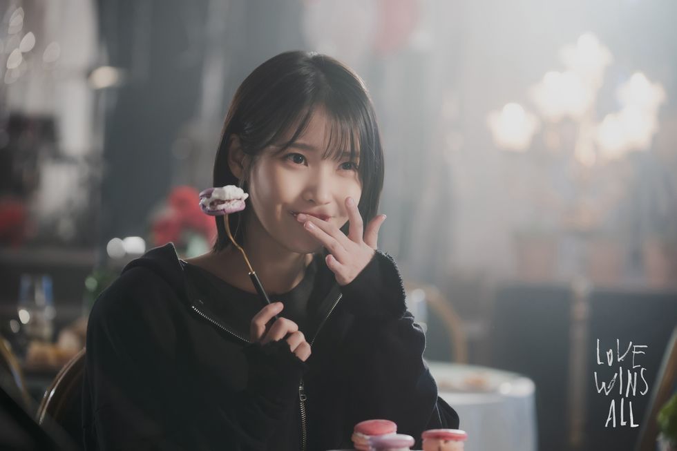 IU 成《2025 青龍獎》最新影后！真正的李知恩原來是這樣：和保鑣互動刷話題、人緣好到送咖啡車要排隊！