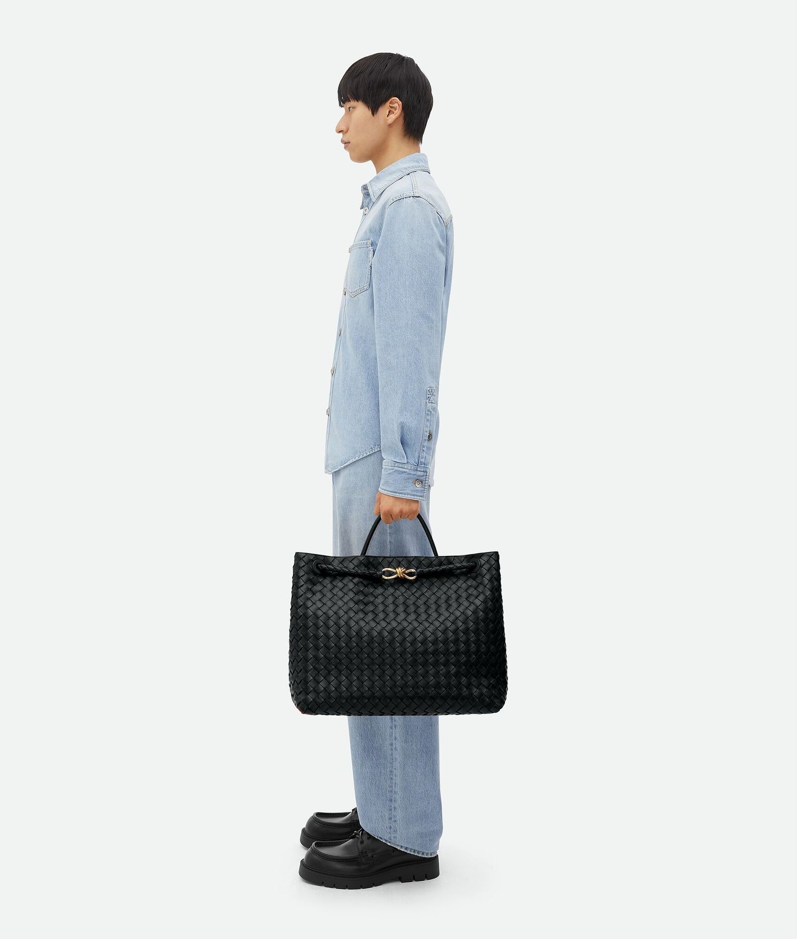 大包回歸時尚本位！黃銅立體繩結、小編織細節，Bottega Veneta本季新款托特包Andiamo率性登場！