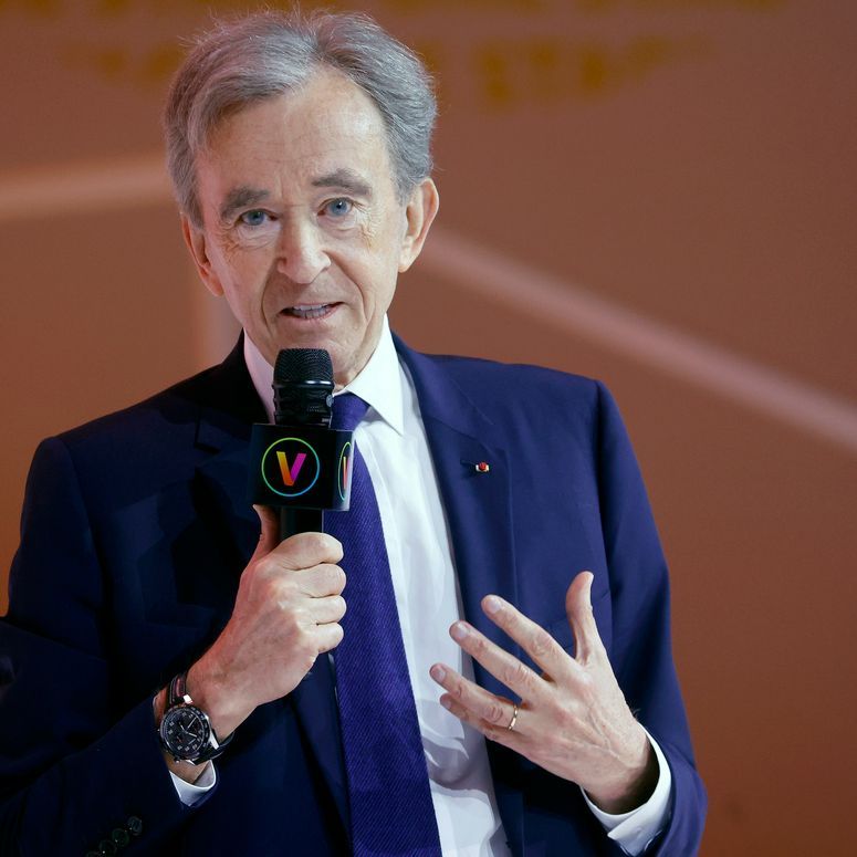 Bernard Arnault con traje azul