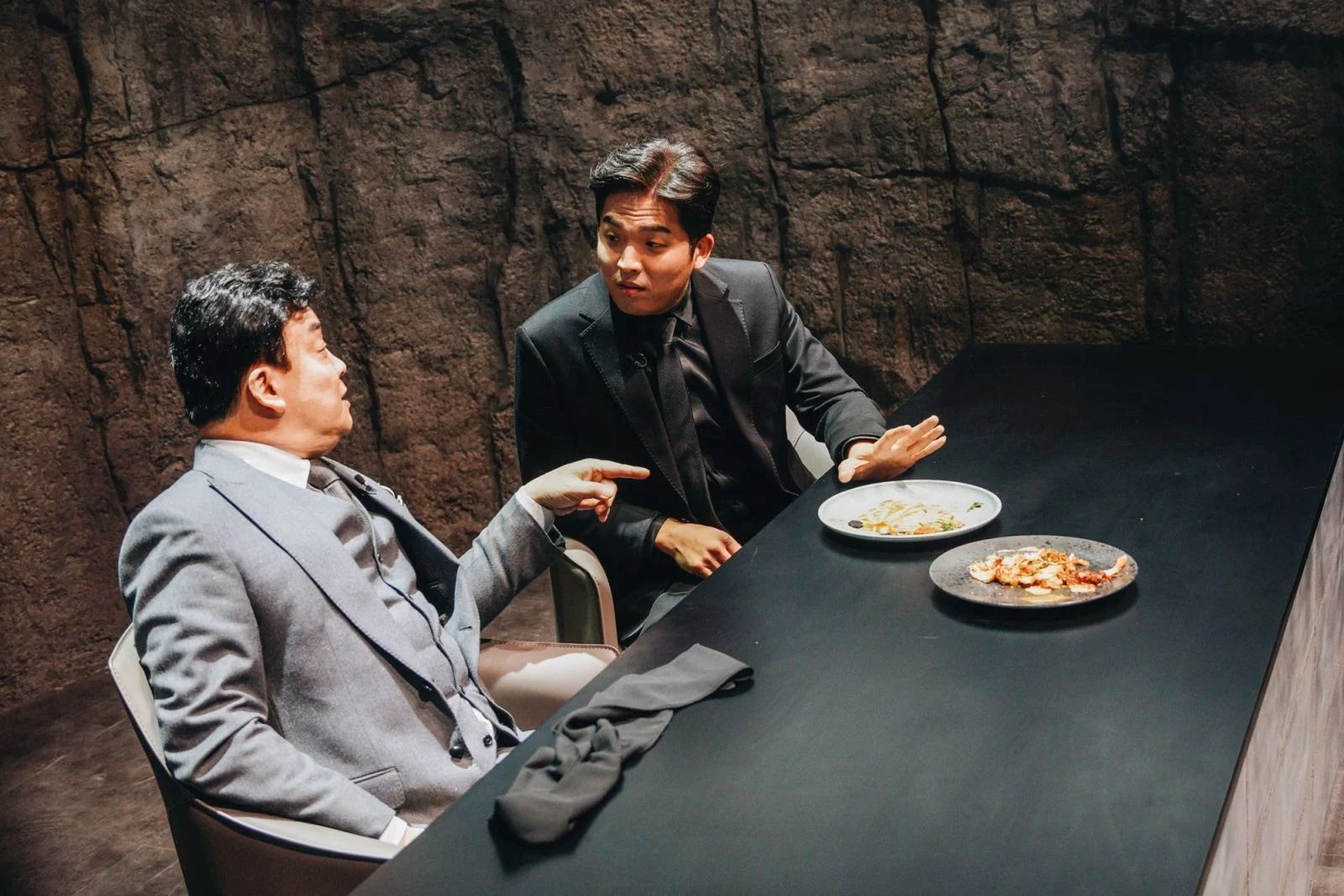 《黑白大廚2》評審「安成宰」強到你會怕：軍人出身、韓國唯一米其林三星主廚、獨家食譜「烤蒜泡麵」必嘗試！