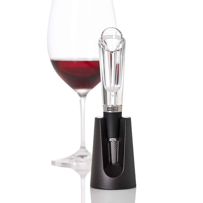 【GQ SHOP嚴選】你的酒櫃一定要入手的10大「實用酒器」！藝術家限定酒杯、多功能醒酒瓶全都有！