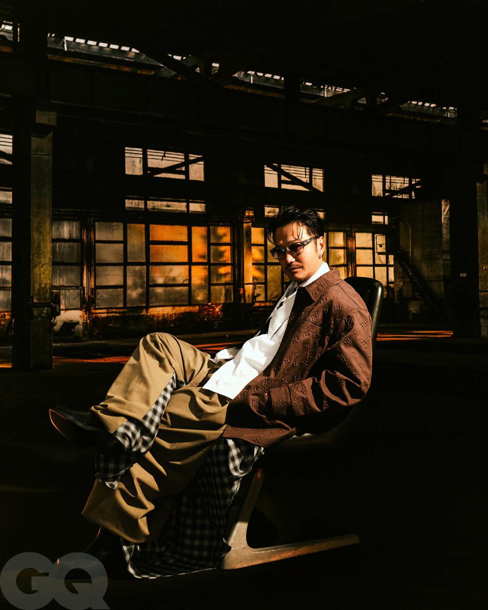 Louis Vuitton咖啡色夾克。Loewe格紋拼接寬褲。Gentle Monster銀色膠框墨鏡。白色襯衫，造型師私物。